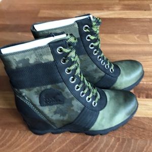 NWT Hiker (Camo) Green Lexie Wedge